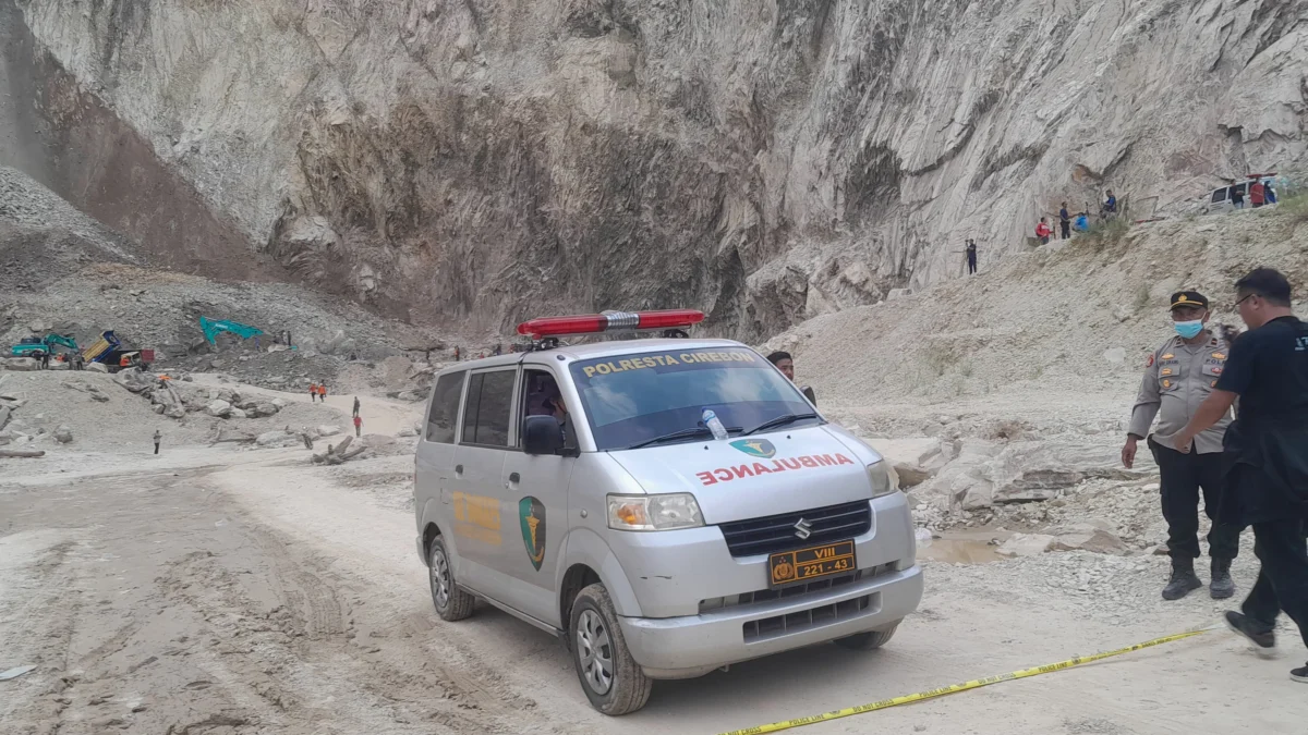 30 Orang Lebih Tertimbun Longsor Gunung Kuda, Begini Menurut Kesaksian Seorang Warga Salah satu ambulance dilokasi Gunung Kuda. Foto/Radar Cirebon