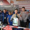 Kapolres Cimahi, AKBP Niko N. Adi Putra saat Menunjukkan Bukti Grup Whatsapp Ormas Grib Jaya (mong)