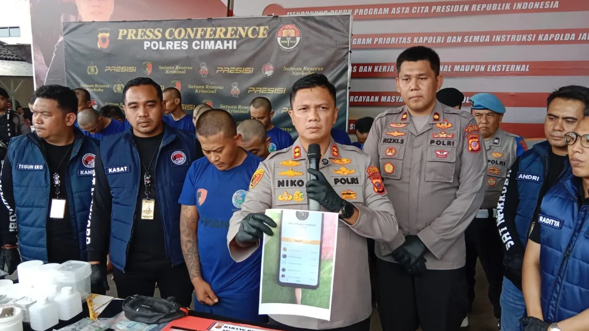 Anggota Ormas Grib Jaya Dibekuk Polisi setelah Terbukti Edarkan 106 Gram Sabu di Bandung Barat Kapolres Cimahi, AKBP Niko N. Adi Putra saat Menunjukkan Bukti Grup Whatsapp Ormas Grib Jaya (mong)