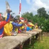 Para peserta lomba Anniversary Liga Priangan tengah melatih burung merpatinya di Lapak Sawargi Cileles, Kecamatan Jatinangor, Sumedang, Kamis (8/5).