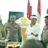 Gubernur Jabar Dedi Mulyadi bersama Kapolda Jabara dan Kapolda Metro saat penandatanganan kerja sama di Gedung Pakuan, Jumat (16/5).