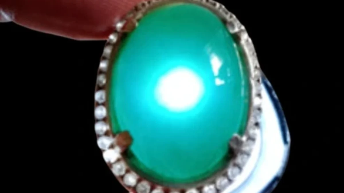 Jenis Batu Bacan yang Paling Diburu Kolektor ( Sumber Gambar: E-Commerce/ Canva)