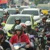 BUTUH SOLUSI: Kemacetan di Bandung tepatnya di ruas Jalan Raya Cibiru, Kota Bandung-Cileunyi, beberapa bulan lalu. (DOK/JABAR EKSPRES)
