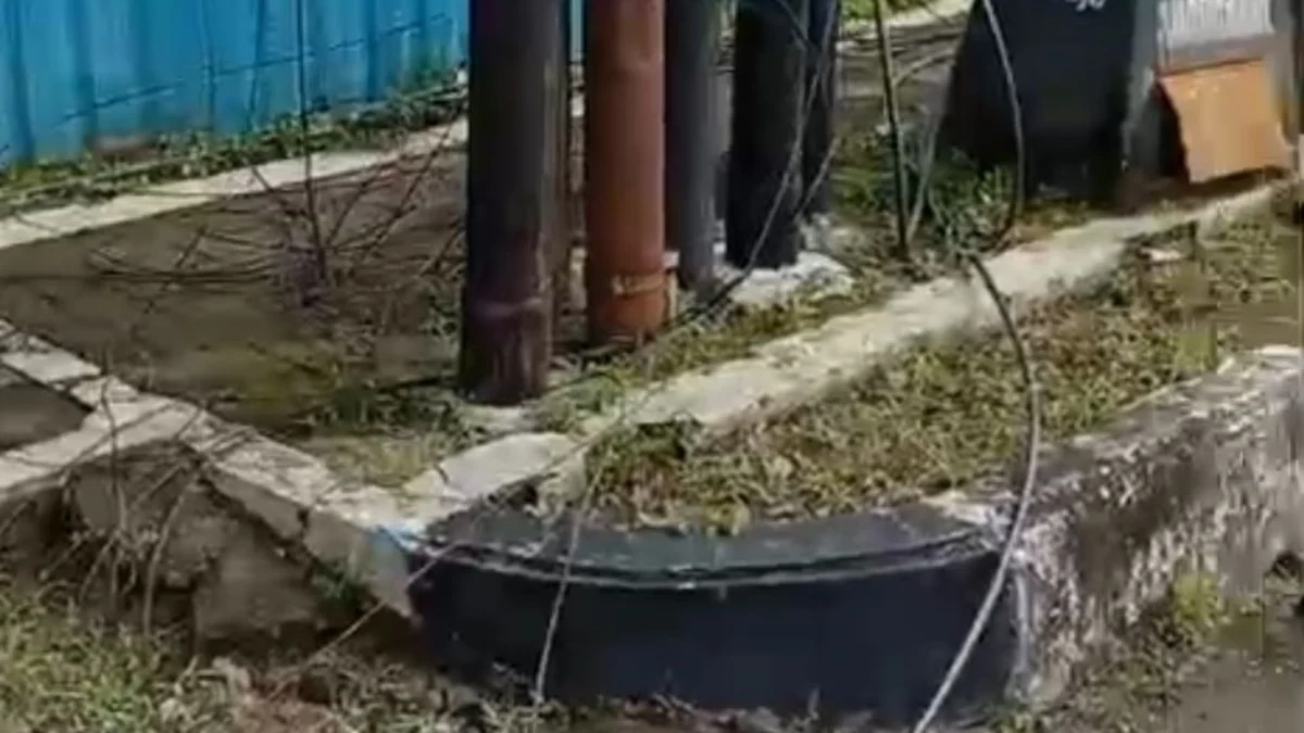 Keberadaan Kabel Internet di Kota Banjar banyak dikeluhkan warga. Sebab kondisinya semrawut dan perlu dilakukan penataan.