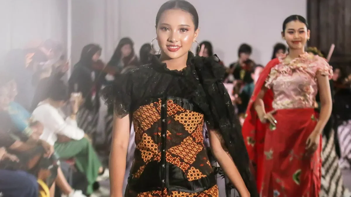 Industri Fesyen Indonesia: Potensi Besar untuk Meningkatkan Perekonomian Ilustrasi Fashion show oleh Komunitas Diajeng Semarang. (foto/Jawa Pos)