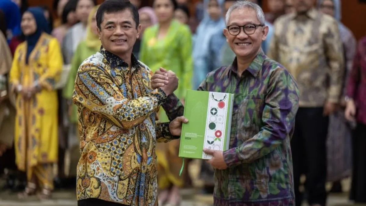 Dilantik Dirjen Bea Cukai, Djaka Budi Fokus pada Penerimaan Negara dan Pencegahan Penyelundupan Direktur Jenderal Bea Cukai Djaka Budi Utama (kiri) menerima buku memori laporan kinerja yang diserahkan oleh Mantan Direktur Jenderal Bea Cukai Askolani (kanan) saat pelantikan pejabat eselon I Kementerian Keuangan di Aula Mezanine Kementerian Keuangan, Jakarta, Jumat (23/5/2025). (Foto/ANTARA)