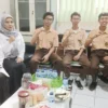 Pelaksana Tugas Kepala SMAN 1 Ngamprah Lina (berkacamata) saat mendampingi Tim TechWhiz kompetisi rakit robot di gedung sekolah, Rabu (7/5).