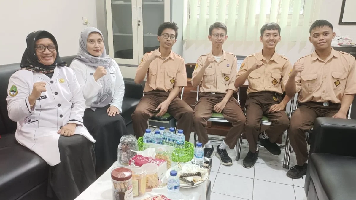 Pelaksana Tugas Kepala SMAN 1 Ngamprah Lina (berkacamata) saat mendampingi Tim TechWhiz kompetisi rakit robot di gedung sekolah, Rabu (7/5).