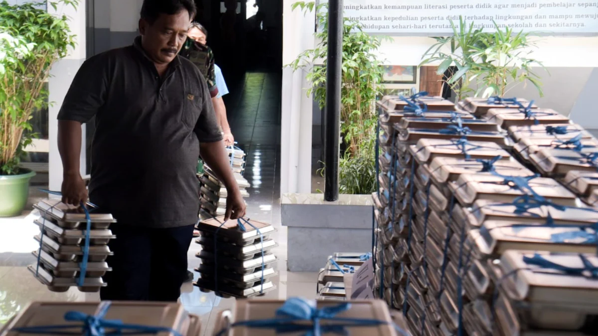 Petugas mengirim paket Makan Bergizi Gratis (MBG) di Kota Bandung. Foto: Dimas Rachmatsyah / Jabar Ekspres