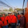 Massa buruh berkumpul di Jalan Raya Rancaekek, Kabupaten Bandung, sebelum berangkat ke Jakarta pada Kamis (1/5/2025). Foto Agi