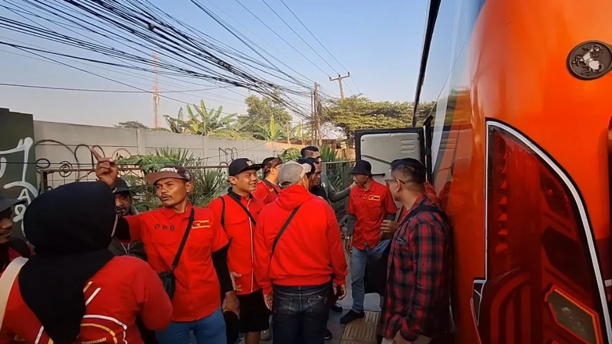 600 Buruh Bandung Raya Berangkat ke Jakarta Peringati May Day Massa buruh berkumpul di Jalan Raya Rancaekek, Kabupaten Bandung, sebelum berangkat ke Jakarta pada Kamis (1/5/2025). Foto Agi
