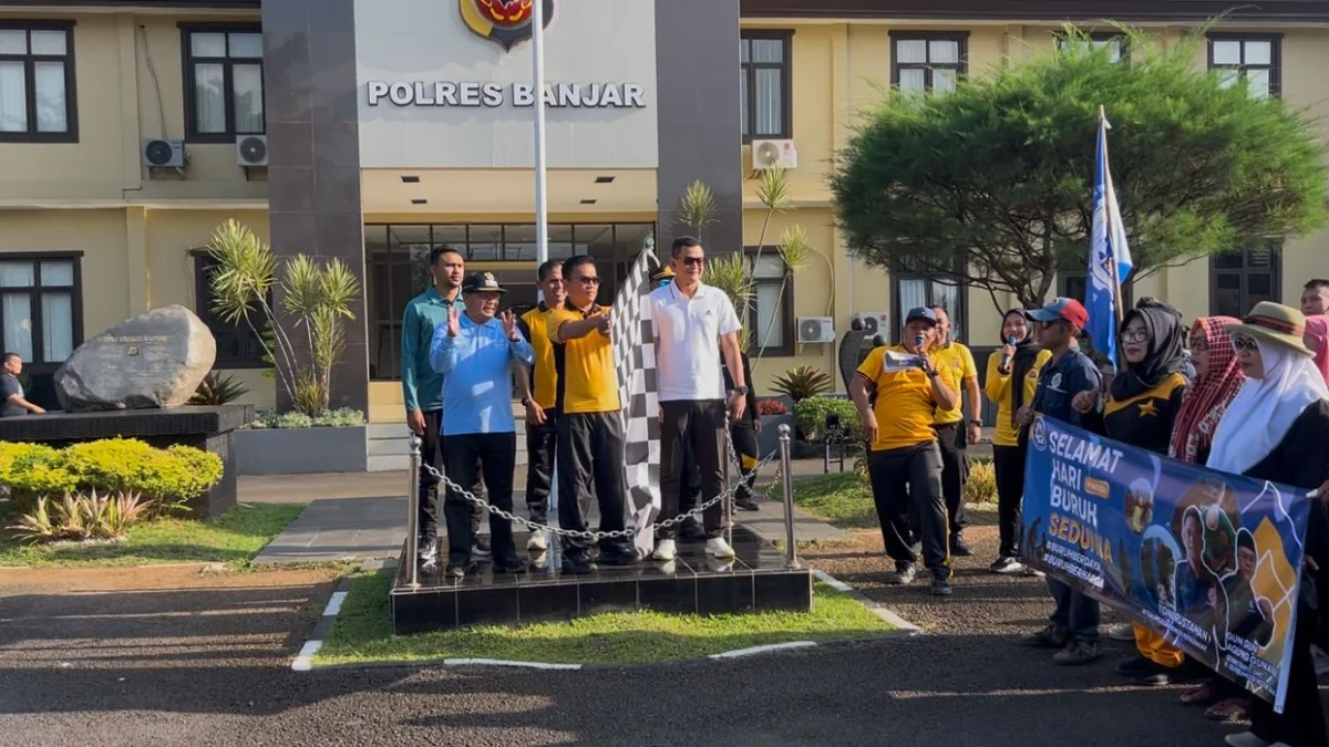 Kapolres Banjar AKBP Tyas Puji Rahadi membuka start jalan sehat dalam rangka Mayday yang diikuti para buruh di Kota Banjar, Kamis (1/5/2025). (Cecep Herdi/Jabar Ekspres)