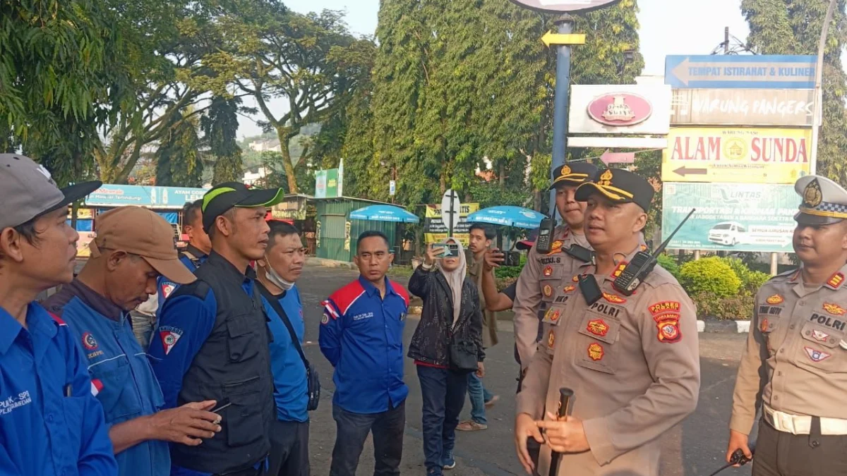 Polres Cimahi saat Memeberikan Himbauan Terkait Aksi Buruh ke Jakarta dalam May Day 2025 di Rest Area 125 Cimahi (Mong)