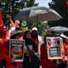 Sejumlah massa dari berbagai buruh melakukan aksi Hari Buruh Internasional di Taman Cikapayang Dago, Kota Bandung, Kamis (1/5). Foto: Dimas Rachmatsyah / Jabar Ekspres