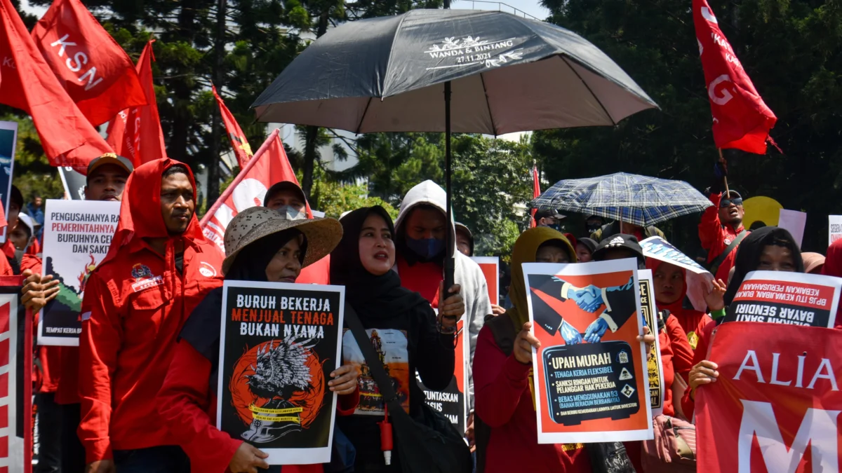 Peringati May Day, Aliansi Buruh Bandung Raya Serukan Perlawanan Ketimpangan Struktural Sejumlah massa dari berbagai buruh melakukan aksi Hari Buruh Internasional di Taman Cikapayang Dago, Kota Bandung, Kamis (1/5). Foto: Dimas Rachmatsyah / Jabar Ekspres