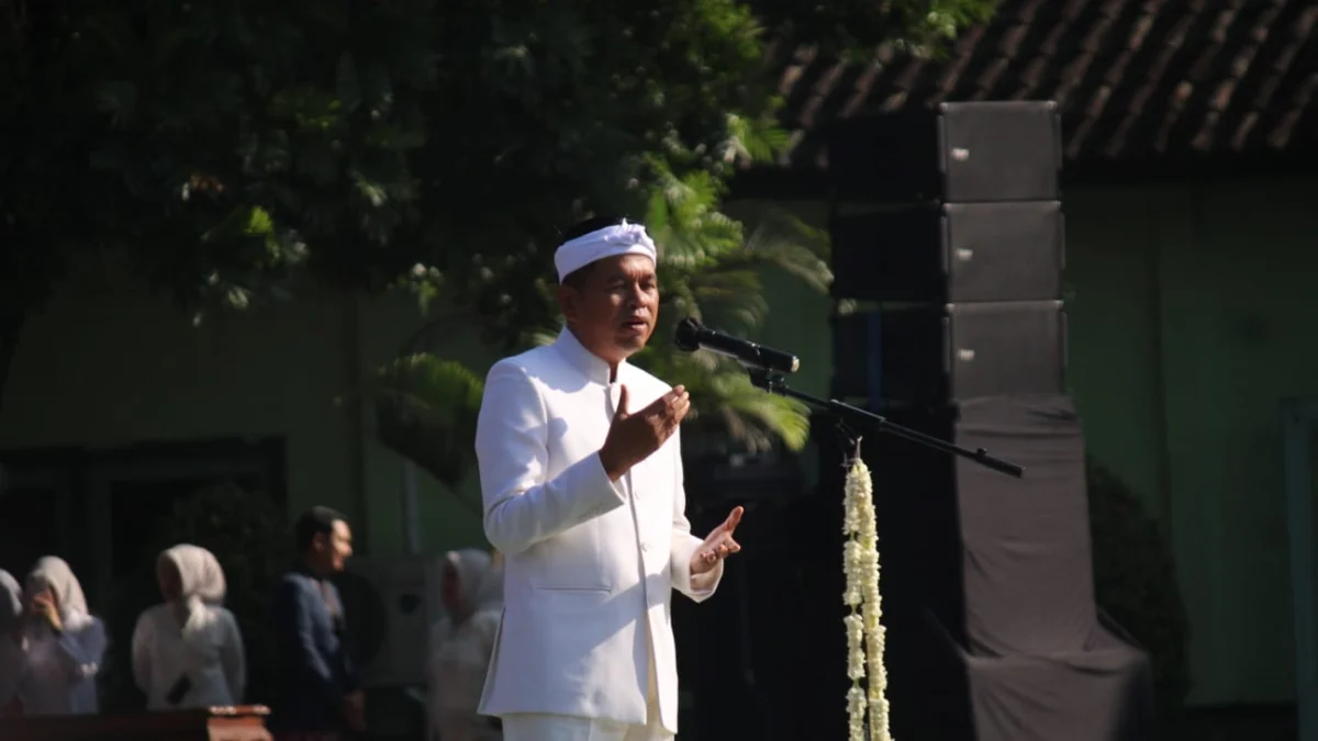 Bansos Ditukar Vasektomi, Dedi Mulyadi Langgar HAM Gubernur Jabar Dedi Mulyadi saat apel di Rindam III Siliwangi, Jumat (2/5/2025). (Son / Jabar Ekspres)