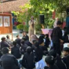 Plt Kepala UPTD SD Negeri 3 Balokang, Ai Aan Hasanah saat membimbing siswa yang mengikuti lomba menggambar dalam rangka Hardiknas 2025, Jumat (2/5/2025) (Cecep Herdi/Jabar Ekspres)