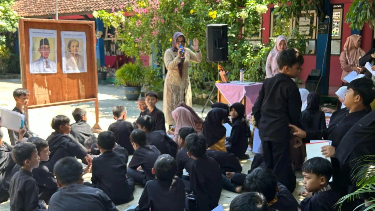 Mengasah Bakat Seni Sejak Dini, SD Negeri 3 Balokang Gelar Lomba Kreativitas Sambut Hardiknas 2025 Plt Kepala UPTD SD Negeri 3 Balokang, Ai Aan Hasanah saat membimbing siswa yang mengikuti lomba menggambar dalam rangka Hardiknas 2025, Jumat (2/5/2025) (Cecep Herdi/Jabar Ekspres)