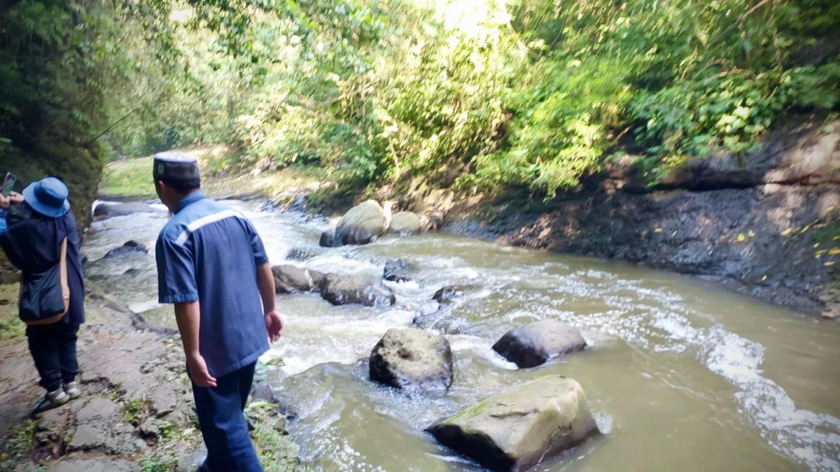 Sungai di kawasan Bandung Utara tercemar bakteri E Coli dari limbah kotoran hewan. Dok Jabar Ekspres /Suwitno