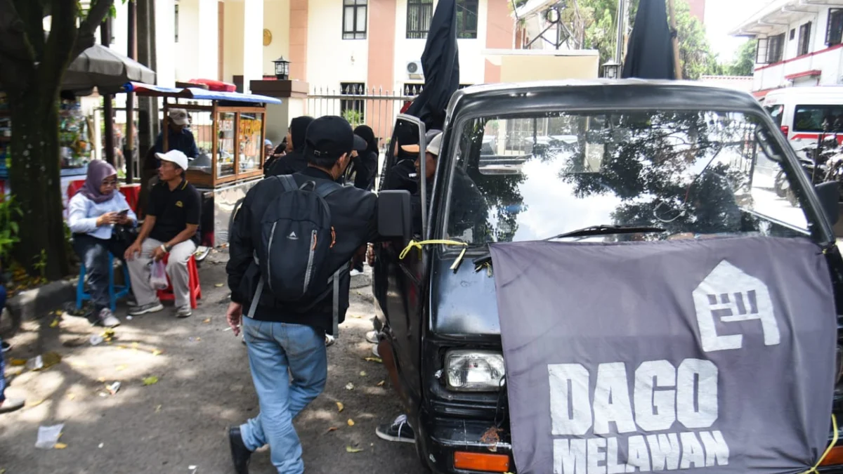 lustrasi: Warga Dago Elos saat melakukan aksi di depan PTUN. Foto: Dimas Rachmatsyah / Jabar Ekspres