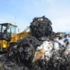 Petugas mengoperasikan alat berat untuk membersihkan gunungan sampah di Pasar Gedebage beberapa waktu lalu. Foto: Dimas Rachmatsyah / Jabar Ekspres