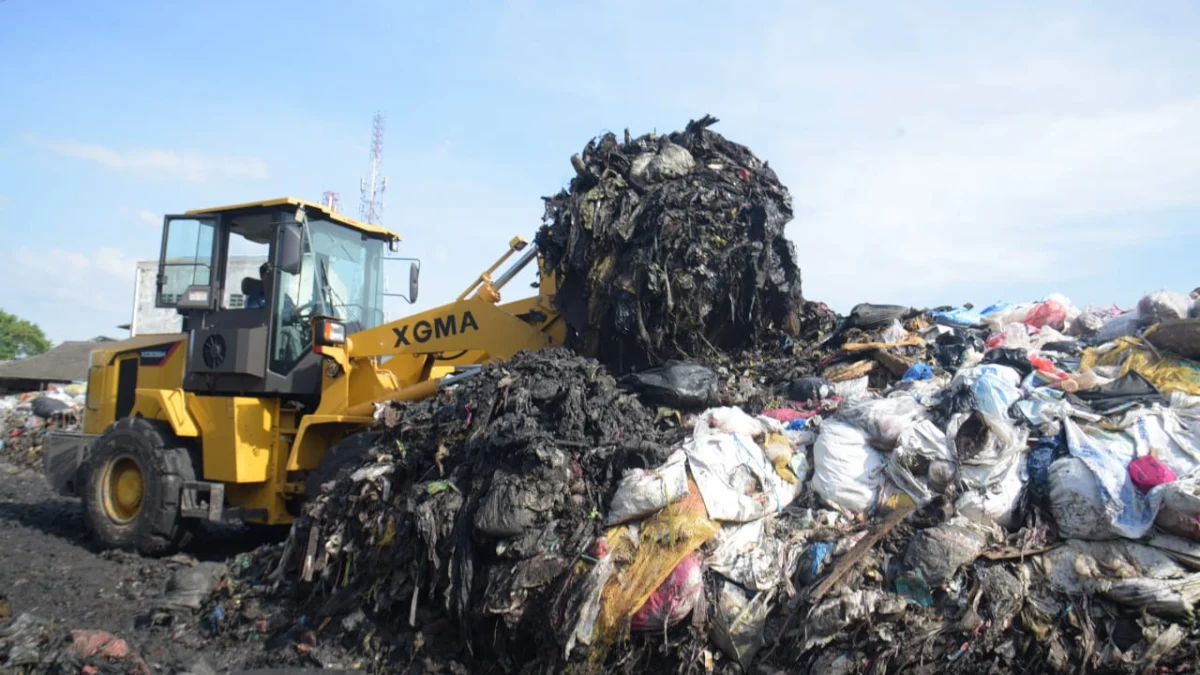 Petugas mengoperasikan alat berat untuk membersihkan gunungan sampah di Pasar Gedebage beberapa waktu lalu. Foto: Dimas Rachmatsyah / Jabar Ekspres