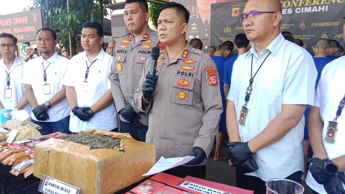Polisi Gagalkan Peredaran Ganja 7,2 Kg di Cimahi, 2 Kurir Terancam Penjara Seumur Hidup Polres Cimahi Berhasil Gagalkan Peredaran Ganja (Mong)
