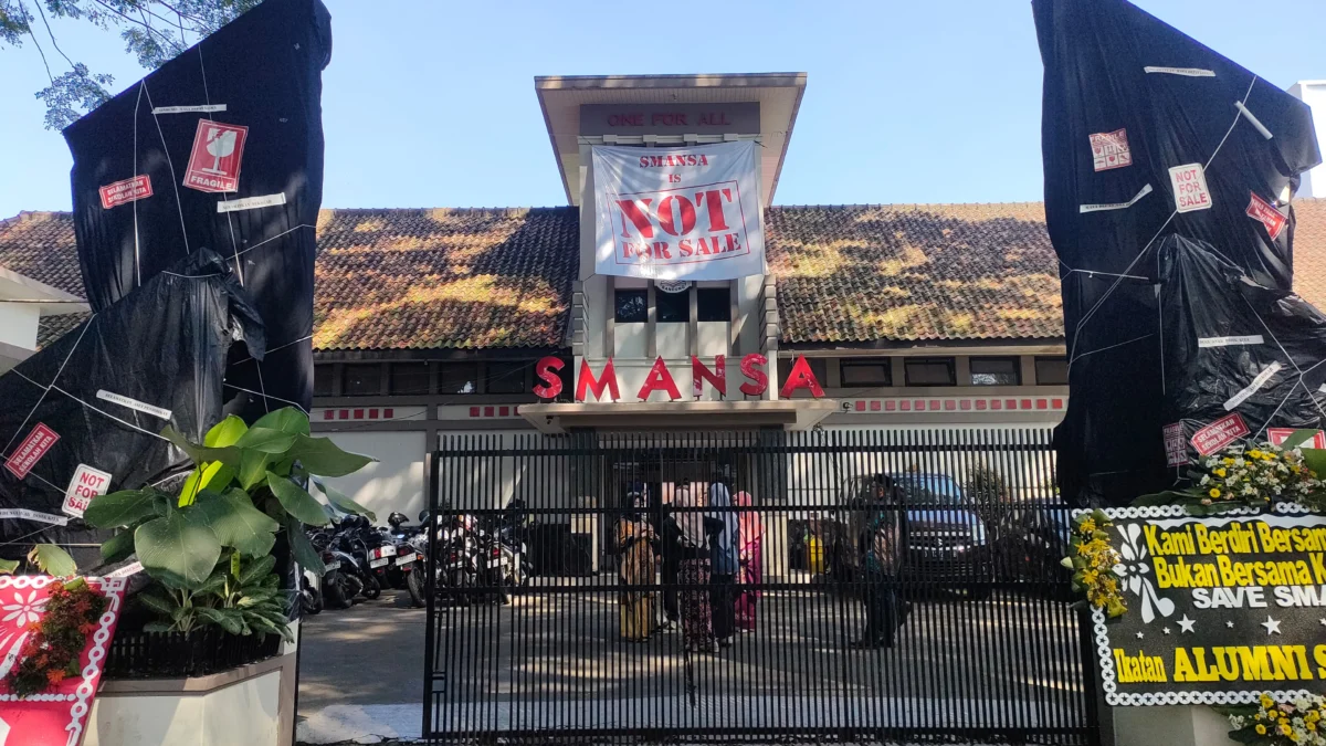 Dok. Sampaikan aspirasi, kain hitam hingga spanduk bertuliskan Not For Sale terpasang di SMANSA Kota Bandung. Jum'at (2/5). Foto Sandi Nugraha