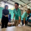 Bupati bersama Wakil Bupati Bandung Barat Jeje Ritchie dan Asep Ismail saat meninjau plastic board atau papan dari limbah plastik di Kecamatan Cihampelas. Dok Jabar Ekspres/Suwitno