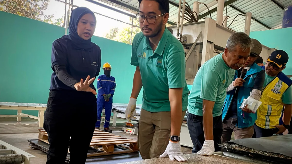 Jeje Ritchie Bakal Manfaatkan Hasil Daur Ulang Sampah Plastik Menjadi Kursi dan Meja Sekolah Bupati bersama Wakil Bupati Bandung Barat Jeje Ritchie dan Asep Ismail saat meninjau plastic board atau papan dari limbah plastik di Kecamatan Cihampelas. Dok Jabar Ekspres/Suwitno