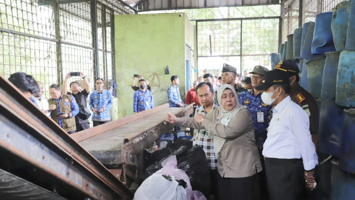 Kepala Dinas Lingkungan Hidup (DLH) Cimahi bersama Wali Kota Cimahi Ngatiyana saat di TPST Cibeber (Mong)