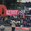 Massa aksi Hari Buruh Sedunia berkumpul di Taman Cikapayang Dago, Kota Bandung, Kamis (1/5). Foto: Dimas Rachmatsyah / Jabar Ekspres