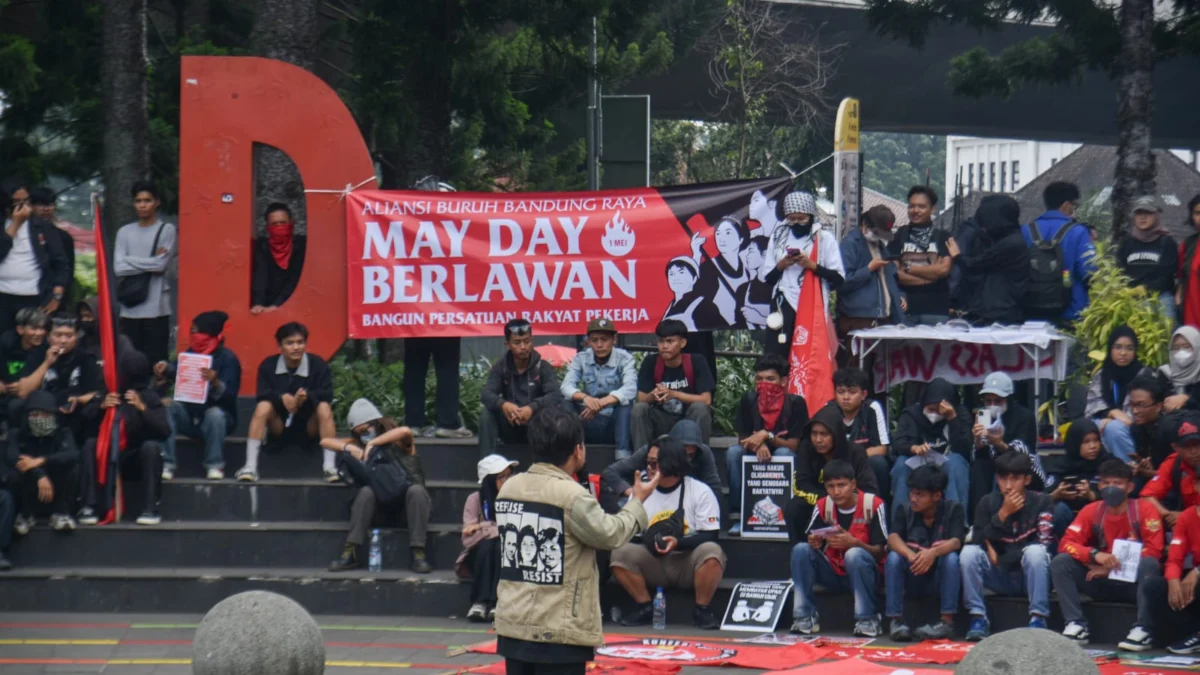 Massa aksi Hari Buruh Sedunia berkumpul di Taman Cikapayang Dago, Kota Bandung, Kamis (1/5). Foto: Dimas Rachmatsyah / Jabar Ekspres