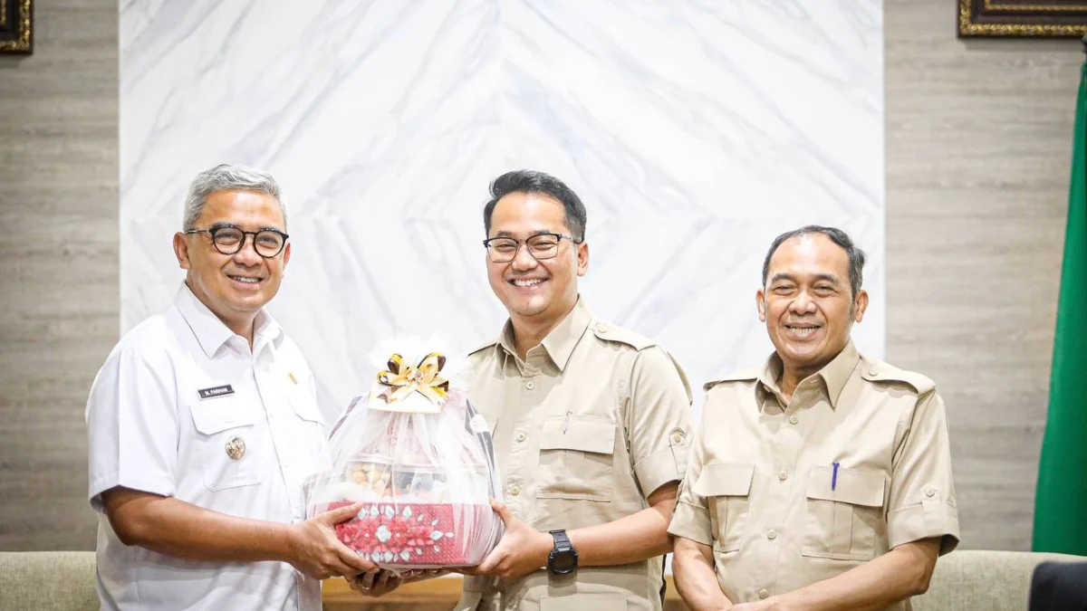 Pertemuan antara Wali Kota Bandung, Wali Kota Cimahi, dan Wakil Wali Kota Cimahi di Balai Kota Bandung (Istimewa)