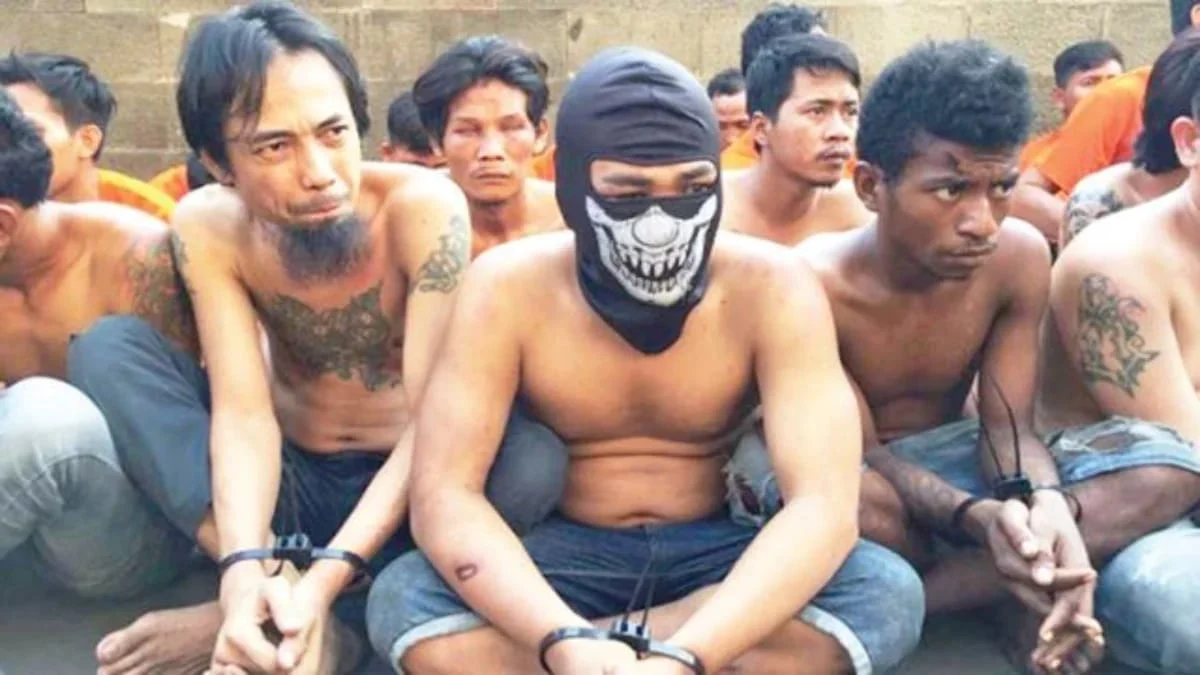 Ilustrasi sejumlah ormas yang melakukan aksi premanisme setelah diamankan. (Dok. Jabar Ekspres).