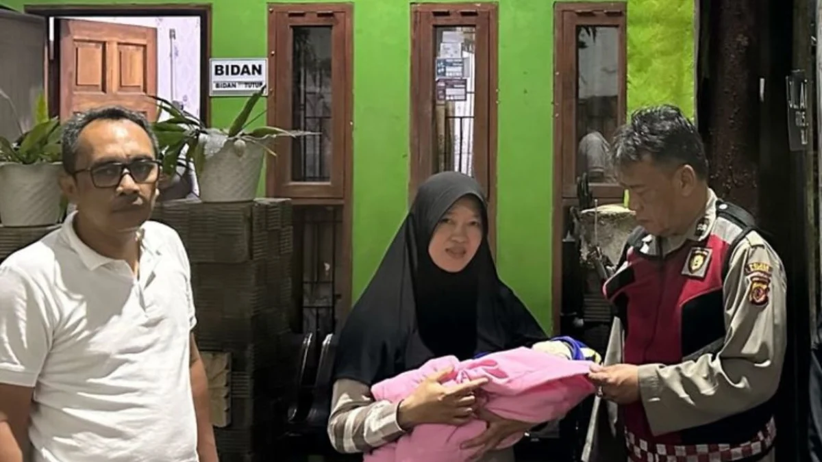 Petugas Polsek Padalarang saat evakuasi bayi ke Bidan PMB Pondok Dustira di Kecamatan Padalarang, Bandung Barat. Dok Polsek Padalarang.