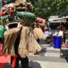 Pegiat seni menampilkan tarian barong saat Festival Tradisi Sunda di Teras Cihampelas, Kota Bandung, Sabtu (3/5). Foto: Dimas Rachmatsyah / Jabar Ekspres