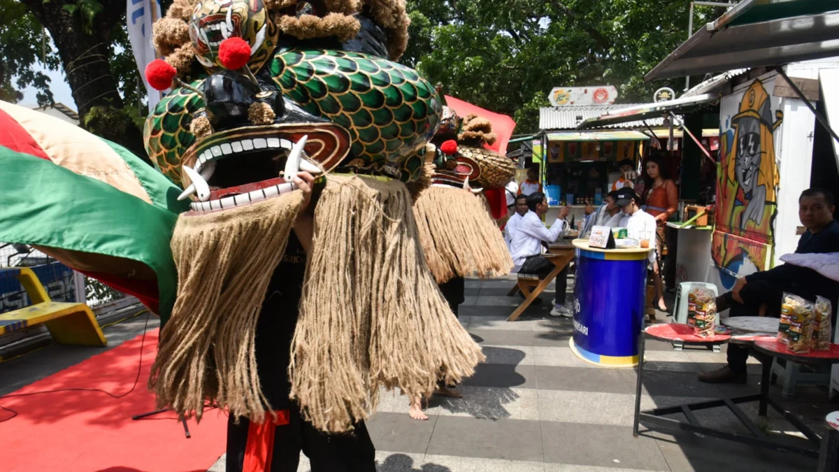 Pegiat seni menampilkan tarian barong saat Festival Tradisi Sunda di Teras Cihampelas, Kota Bandung, Sabtu (3/5). Foto: Dimas Rachmatsyah / Jabar Ekspres