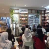 Suasana peringatan Hari Kebebasan Pers Sedunia atau World Freedom Pers Day (WFPD) yang digagas AJI Bandung dan Bandung Bergerak, di Perpustakaan Bunga di Tembok, Pasirluyu, Kota Bandung. (Nizar/Jabar Ekspres).