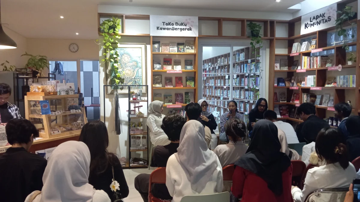 Suasana peringatan Hari Kebebasan Pers Sedunia atau World Freedom Pers Day (WFPD) yang digagas AJI Bandung dan Bandung Bergerak, di Perpustakaan Bunga di Tembok, Pasirluyu, Kota Bandung. (Nizar/Jabar Ekspres).