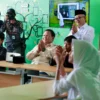 Presiden Prabowo Subianto saat menyambangi SDN Cimahpar 5, Kecamatan Bogor Utara, Kota Bogor dalam kegiatan peluncuran program PHTC, Jumat (2/5). (Yudha Prananda / Jabar Ekspres)