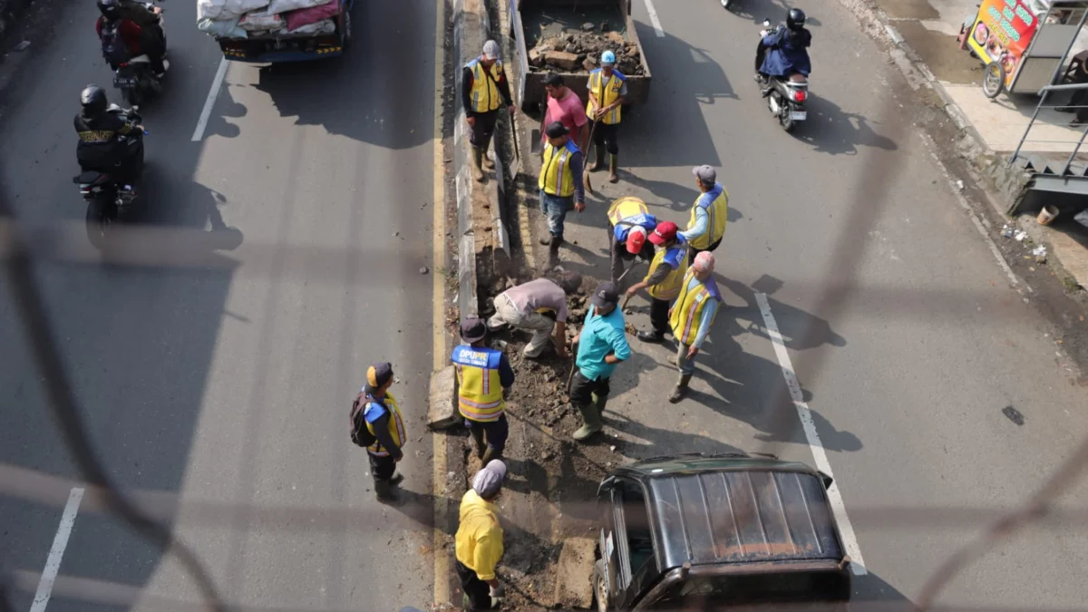 Pembongkaran Median Jalan Amir Machmud (Doc.Diskominfo Cimahi)