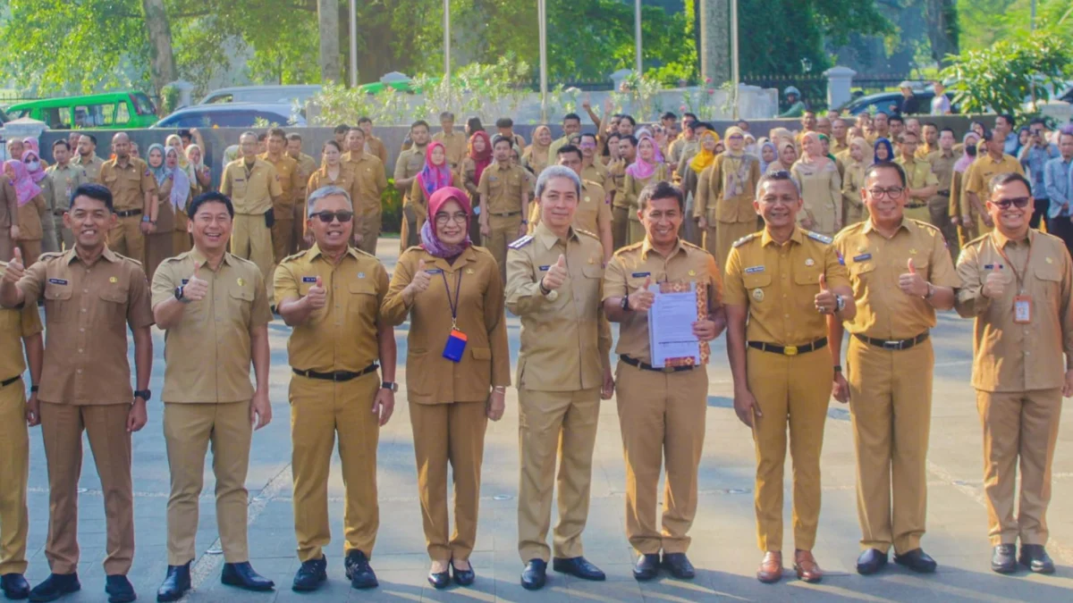 Wali Kota Bogor, Dedie A. Rachim bersama jajarannya usai melaksanakan apel di Plaza Balai Kota Bogor, Senin (5/5).