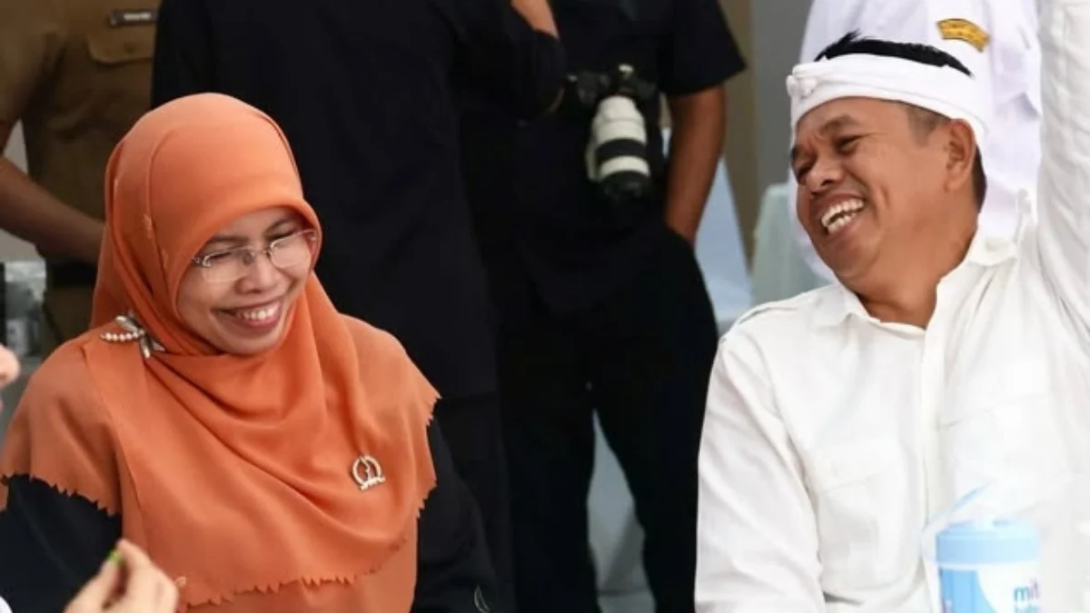 Politikus PKS Dukung Wacana KB Sebagai Syarat Bansos Wakil Ketua Komisi V DPRD Jabar Siti Muntamah saat bersama Dedi Mulyadi beberapa waktu lalu.