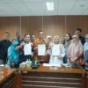 Jajaran Tim Pansus Raperda PPKLP, di DPRD Kota Bogor bersama tim Bagian Hukum dan HAM Setda Kota Bogor.(Yudha Prananda / Jabar Ekspres)