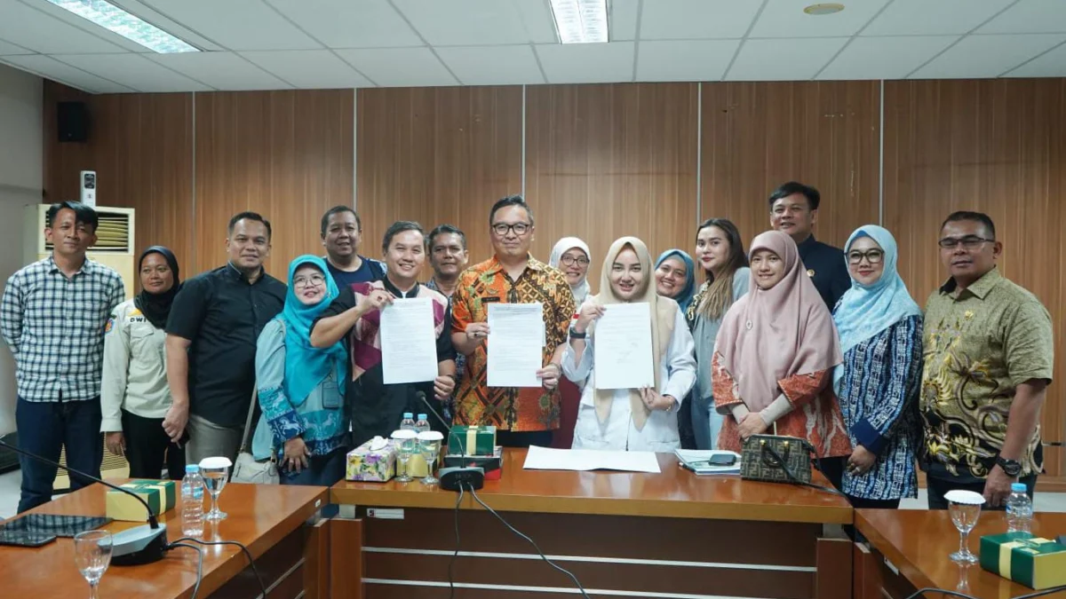 Jajaran Tim Pansus Raperda PPKLP, di DPRD Kota Bogor bersama tim Bagian Hukum dan HAM Setda Kota Bogor.(Yudha Prananda / Jabar Ekspres)