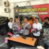 ok. Polrestabes Bandung saat berhasil membekuk seorang begal yang beraksi di wilayah Lengkong. Senin (5/5). Foto. Sandi Nugraha.