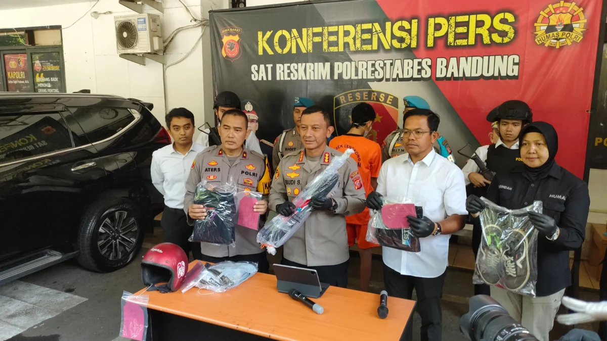 Begal Sadis di Bandung Bacok Korban Wanita, Satu Pelaku Ditangkap, Sisanya Buron ok. Polrestabes Bandung saat berhasil membekuk seorang begal yang beraksi di wilayah Lengkong. Senin (5/5). Foto. Sandi Nugraha.