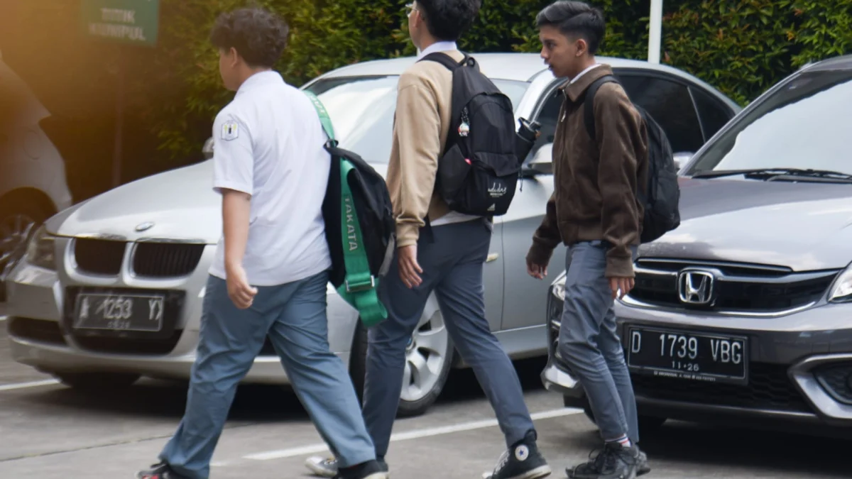 Farhan Dukung Pendidikan Militer, Psikolog: Harus Ada Kategori Kenakalan Remaja Dulu! Ilustrasi: Siswa SMA di Kota Bandung. Foto: Dimas Rachmatsyah / Jabar Ekspres