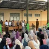Jajaran Polres Banjar saat memantau kondisi siswa di SMKN 2 Banjar jelang pengumuman kelulusan kelas 12, Senin (5/5/2025). (Cecep Herdi/Jabar Ekspres)